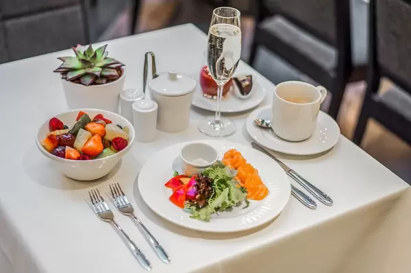 Serviertes Frühstück mit Obst und Lachs