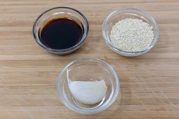 Sesam, Sojasauce und Knoblauch in Schälchen