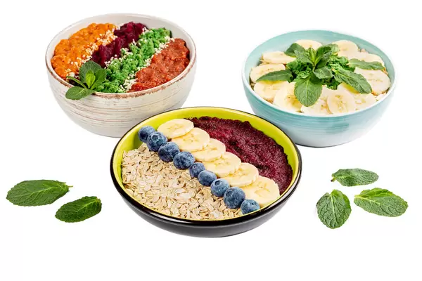 Set healthy breakfasts, different options for serving oatmeal with fruits, berries and mint