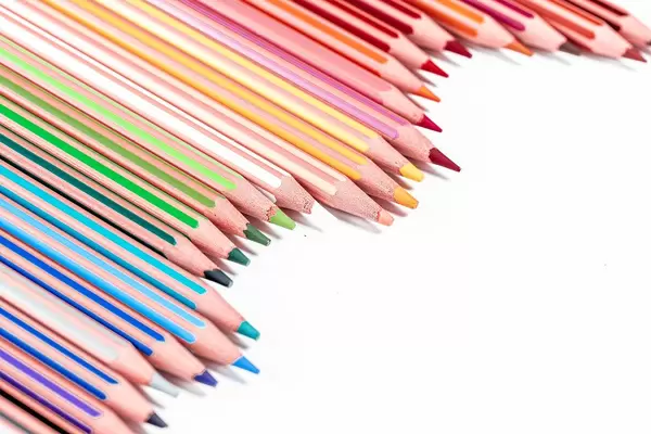 Set mit vierundzwanzig farbigen Buntstiften, auf einer weißen Oberfläche