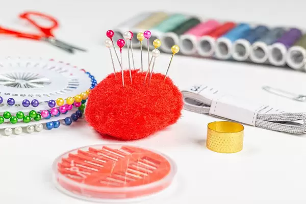 Set of devices for sewing with threads and needles