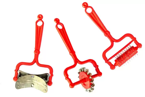 Set of rotating knives for cutting dough