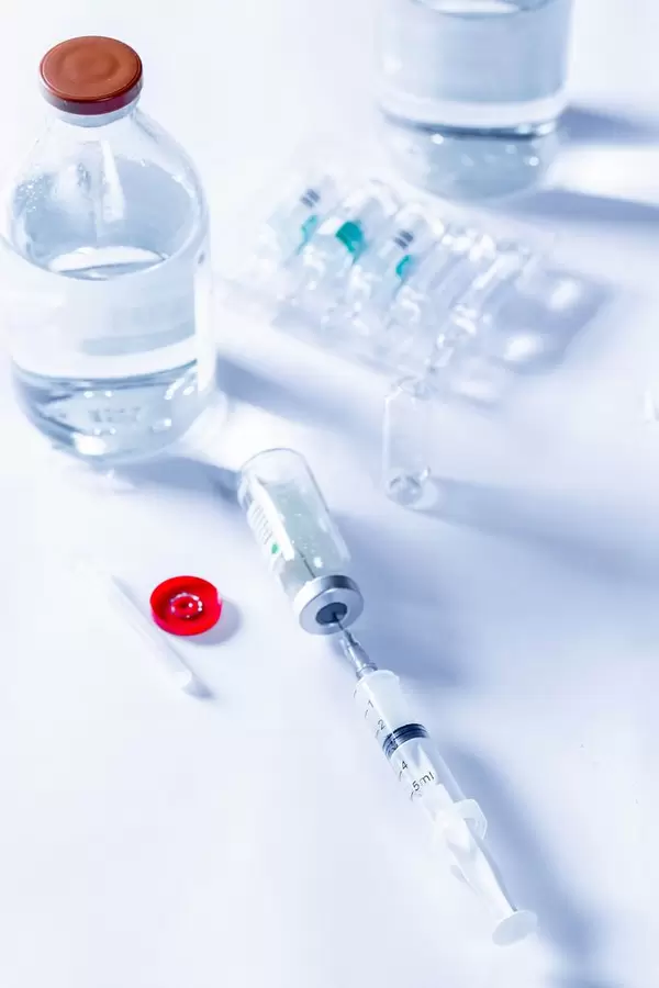 Set von Medikamenten mit Spritze, Ampullen und Flasche mit medizinischer Lösung