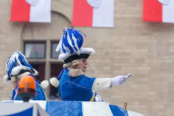Severinsburgtor in Köln - zwei Mitglieder der Blauen Funken werfen "Kamellen" (Süßigkeiten) während des Rosenmontagsumzugs 2020