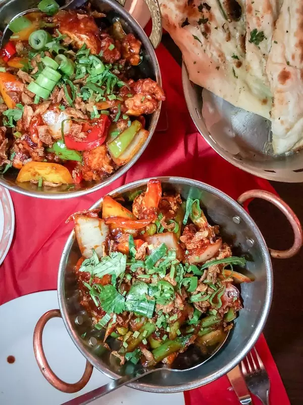 Shabji Garlic Chili - scharfes Gemüse Gericht mit frischem Knoblauch und Chilischoten in einem indischen Restaurant - Ginti in Köln