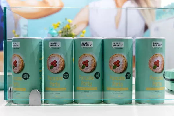 Shape Republic Fitness Food bietet Pfannkuchen Protein-Backmischung mit Vanille-Himbeer-Geschmack auf der Fitnessmesse Fibo in Köln