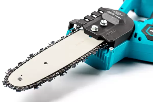 Sharp electric saw, sawing element close-up