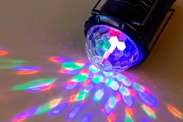 Shines a flashlight with colored rays (Flip 2020)