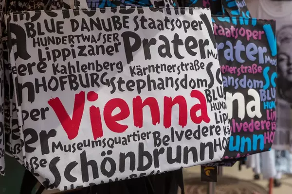 Shopping bags with the names of Viennese tourist attractions