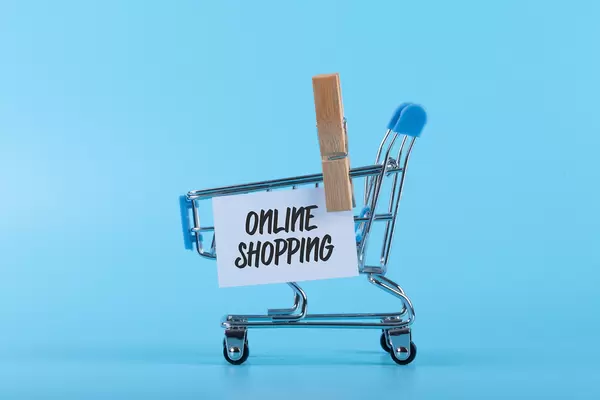 Shopping cart with a note with Online Shopping text