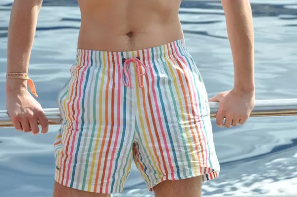 Shorts mit bunten Streifen