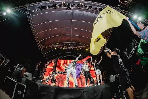 Show von SM Youth auf rot beleuchteter Bühne am Dinagyang Festival, Philippinen