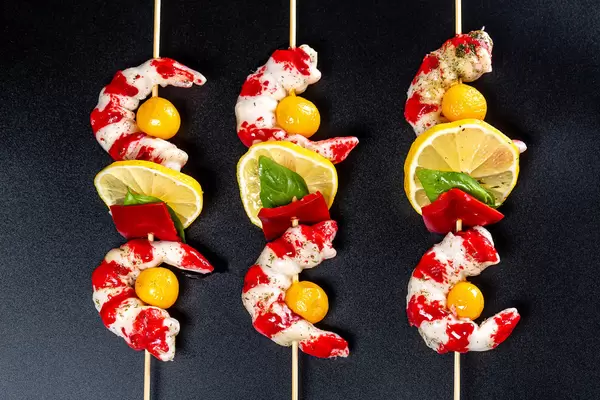 Shrimp with tomatoes, bell pepper, lemon and basil leaves