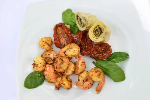 Shrimps with tomatoes and artichokes