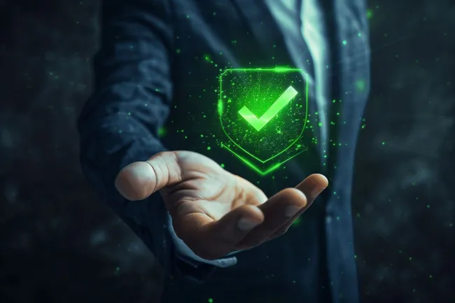 Sichere Compliance-Prüfung mit grünem Haken-Symbol