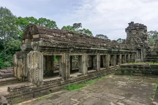 Sicht auf die Ruinen auf dem Baphoun Tempel in Siem Reap
