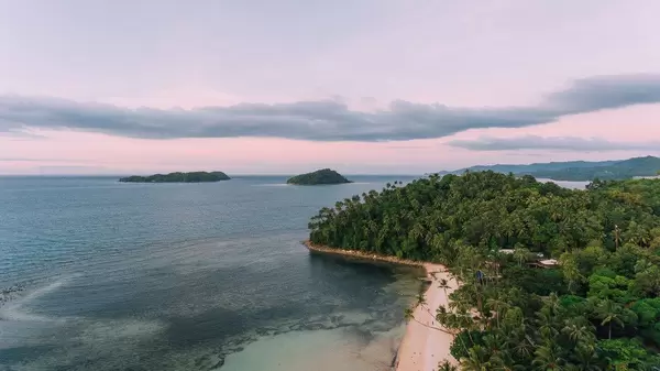 Sicht aus der Luft über eine Insel Punta Bulata  - Droneshot, Philippinen