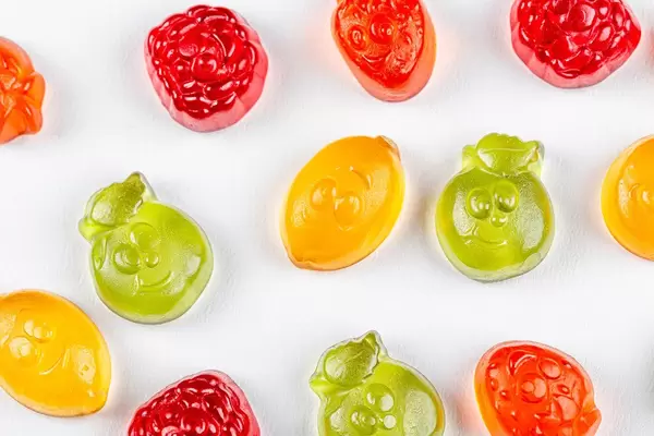 Sicht von oben auf buntes Fruchtgummi in Obstform