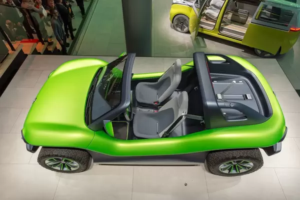 Sicht von oben auf das elektrische Strandfahrzeug ID.Buggy von VW, Zweisitzer mit Ablagefläche und großen Reifen