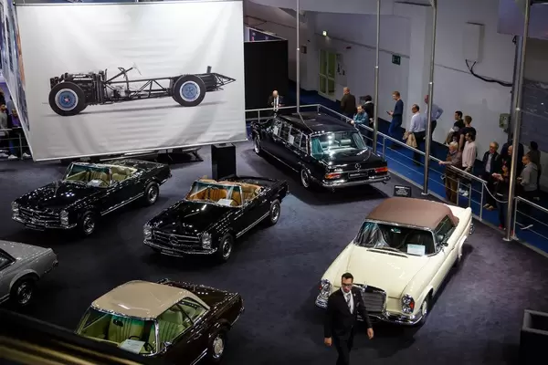Sicht von Oben auf die Ausstellung der Oldtimer von Brabus Classic Modellen