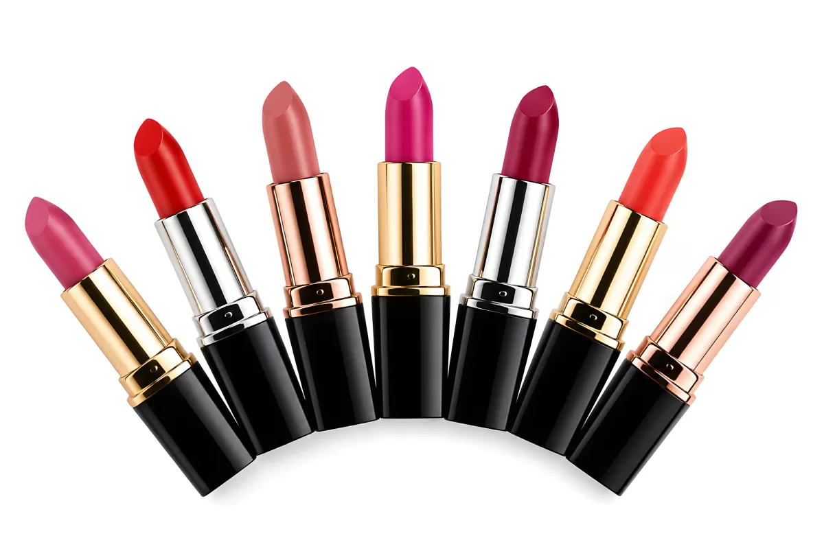 Sieben Lippenstifte in verschiedenen Farbtönen