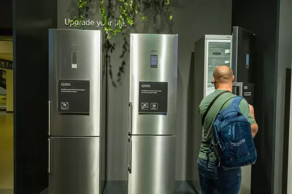 Siemens iQ300, iQ500 und iQ700 Einbaukühlschränke mit Gefrierkombination, mit LowFrost-Technik und LED-Beleuchtung