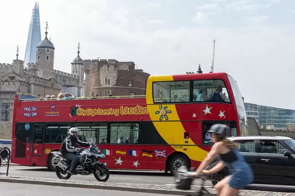 Sightseeing bus in London, Shard in the background