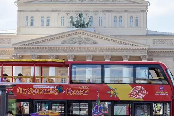 Sightseeing Bus vor dem Bolschoi-Theater in Moskau