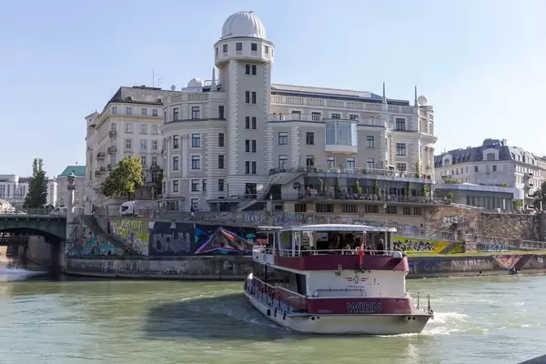 Sightseeing-Schiff am Donaukanal bei der Sternwarte Urania in Wien
