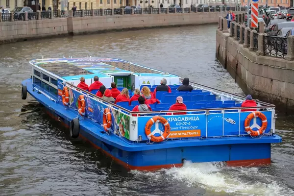 Sightseeing-Schiff auf der Moika in Sankt Petersburg