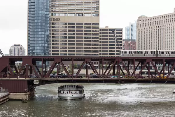 Sightseeing-Schiff Chicago's Classic Lady geht unter der Lake Street Bridge Brücke