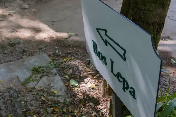 Sign indicates direction to Ros Lepa hiking trail in Mahé, Seychelles