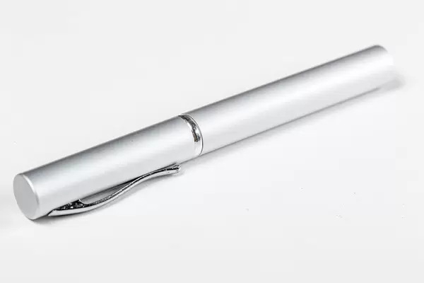 Silber-Flasche mit Spray zum Reinigen von Foto-Linsen auf weißem Hintergrund