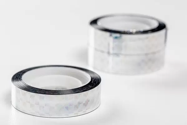 Silber, glänzendes Dekoration Klebeband auf einem weißen Hintergrund