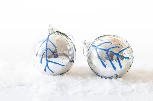 Silberfarbene Weihnachtsbaumkugeln