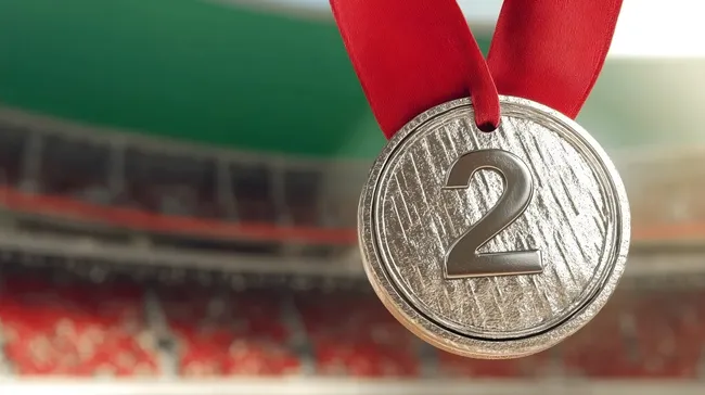 Silbermedaille mit der Nummer 2 im Stadion