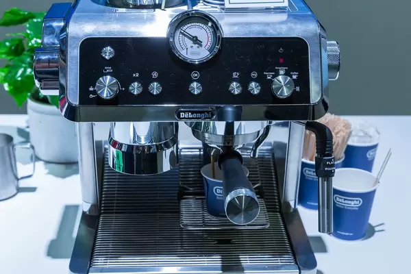 Silberne Barista Espressomaschine von DeLonghi: Pump Espresso Siebträger EC9335.R - La Specialista mit Kegelmahlwerk