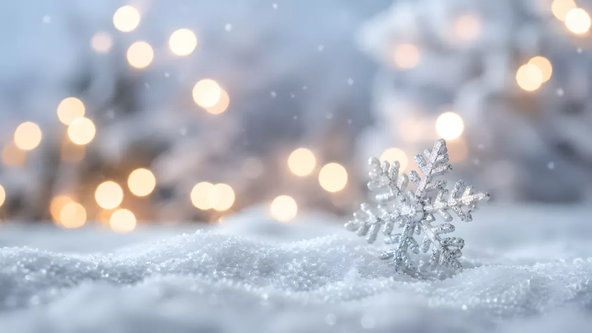 Silberne Schneeflocke im Schnee mit Bokeh-Lichtern