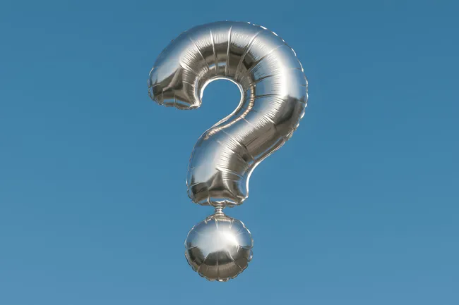 Silberner Frage-Ballon vor Himmel