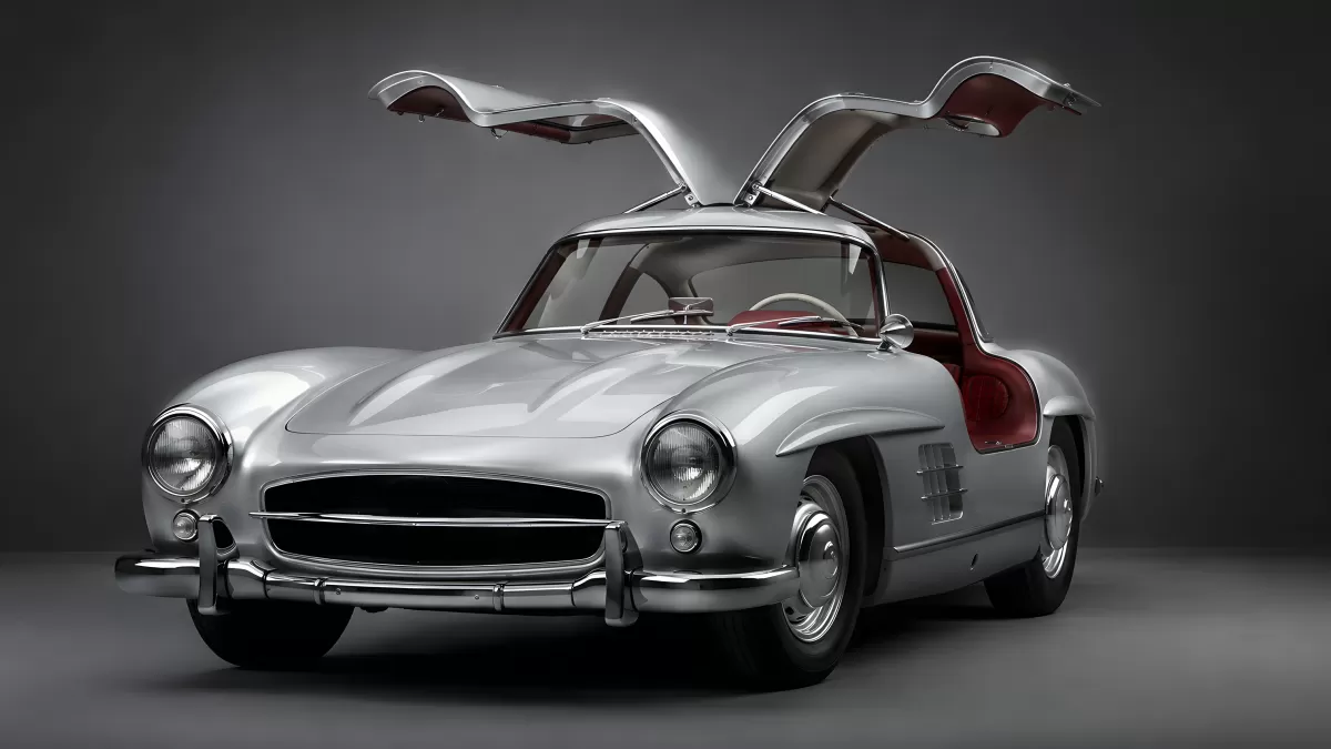 Silberner Mercedes 300 SL mit geöffneten Flügeltüren