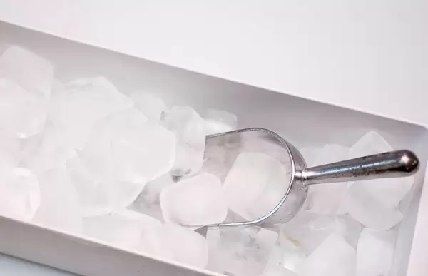 Silberner Schöpflöffel und Eis