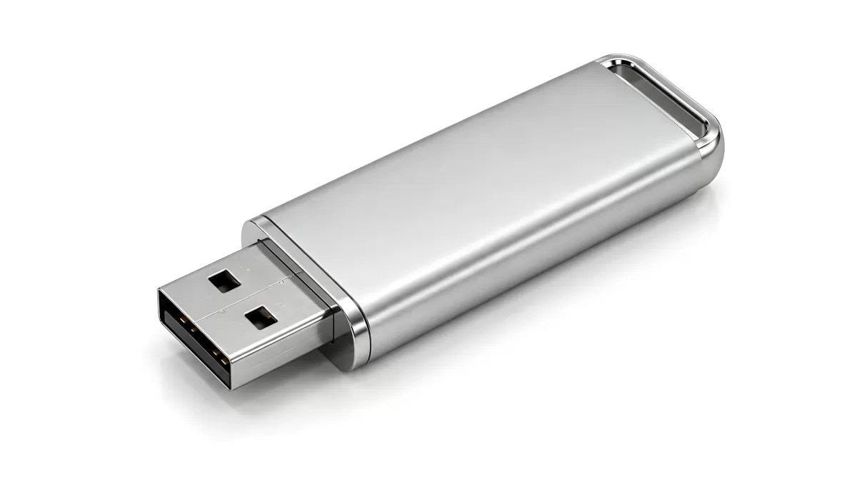 Silberner USB-Stick aus Metall auf weißem Hintergrund