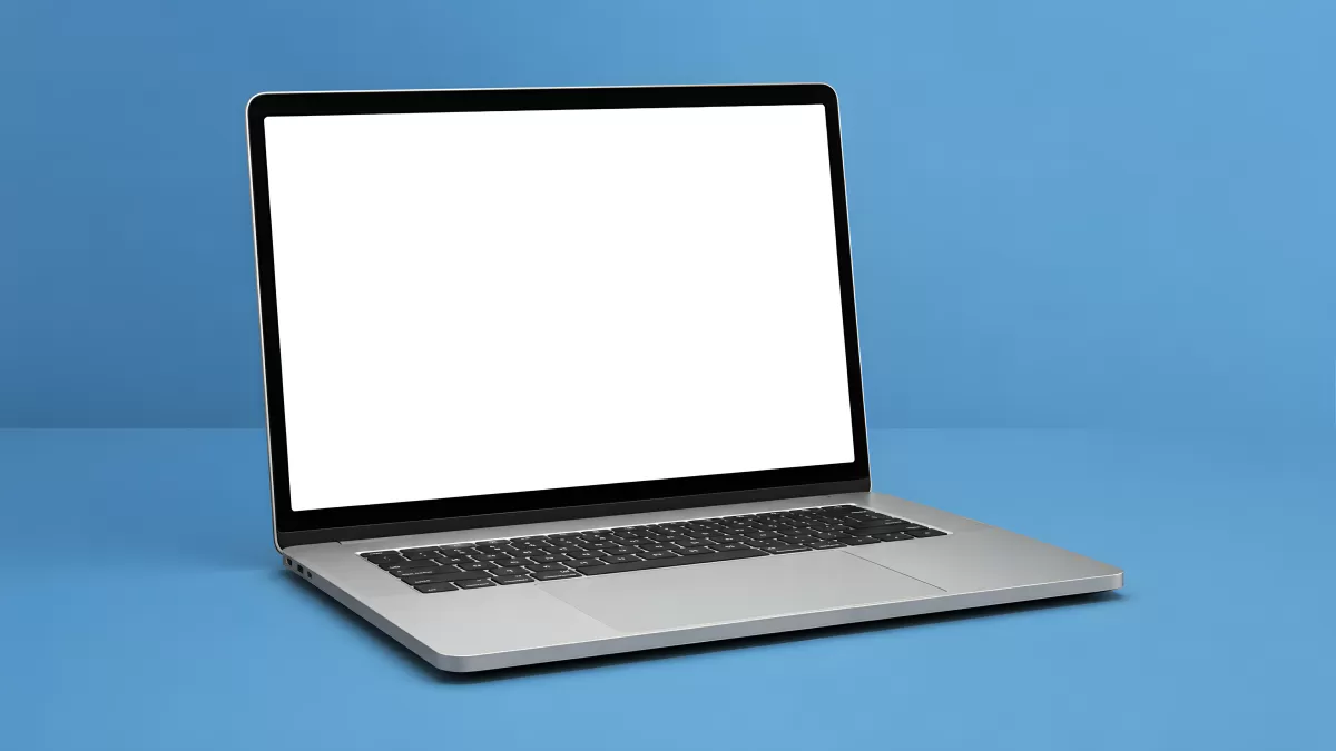 Silbernes Laptop mit weißem Bildschirm auf blauem Hintergrund