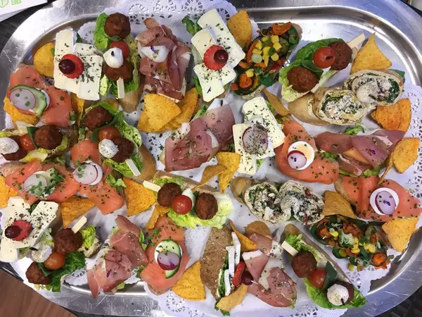 Silbertablett mit Schnittchen