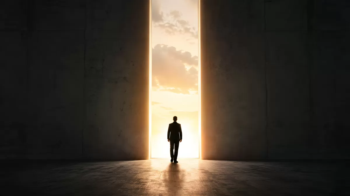Silhouette eines Mannes vor leuchtendem Durchgang
