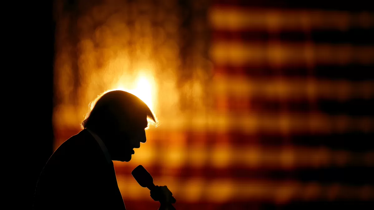 Silhouette eines Politikers vor US-Flagge im Sonnenuntergang