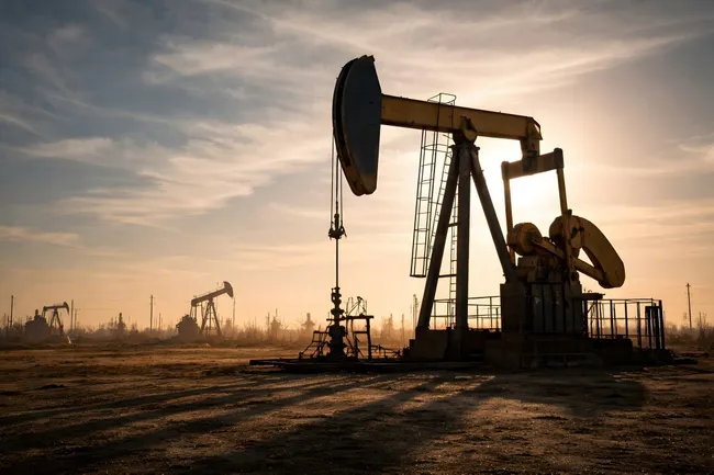 Silhouettenhafte Ölpumpe bei Sonnenuntergang