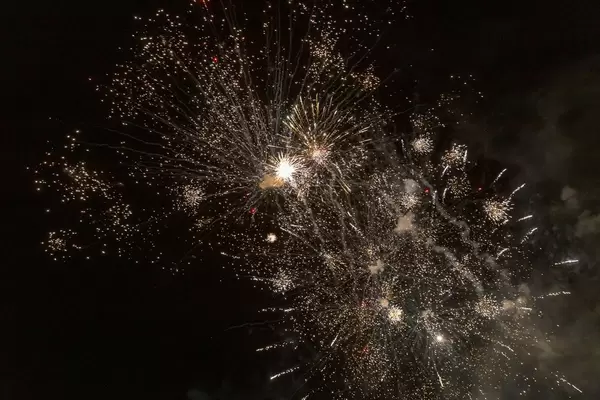 Silvesterraketen beleuchten den zu Neujahr den Himmel über Bloemendaal in den Niederlanden
