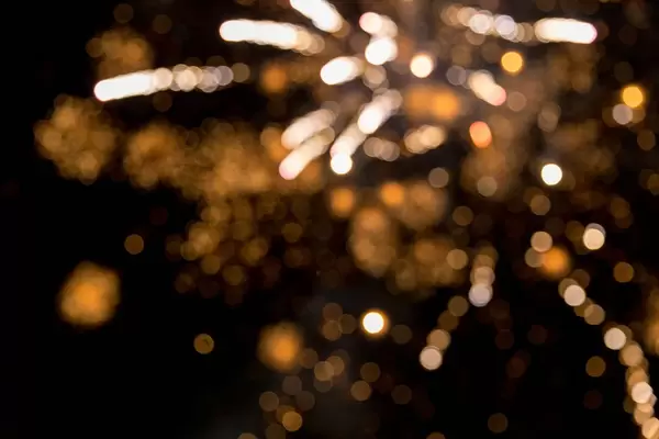 Silvesterraketen mit Bokeh läuten in Bloemendaal, Niederlande den Jahreswechsel ein