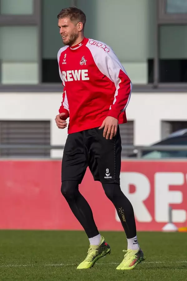 Simon Terodde beim Training,  mit ungebrochener Motivation